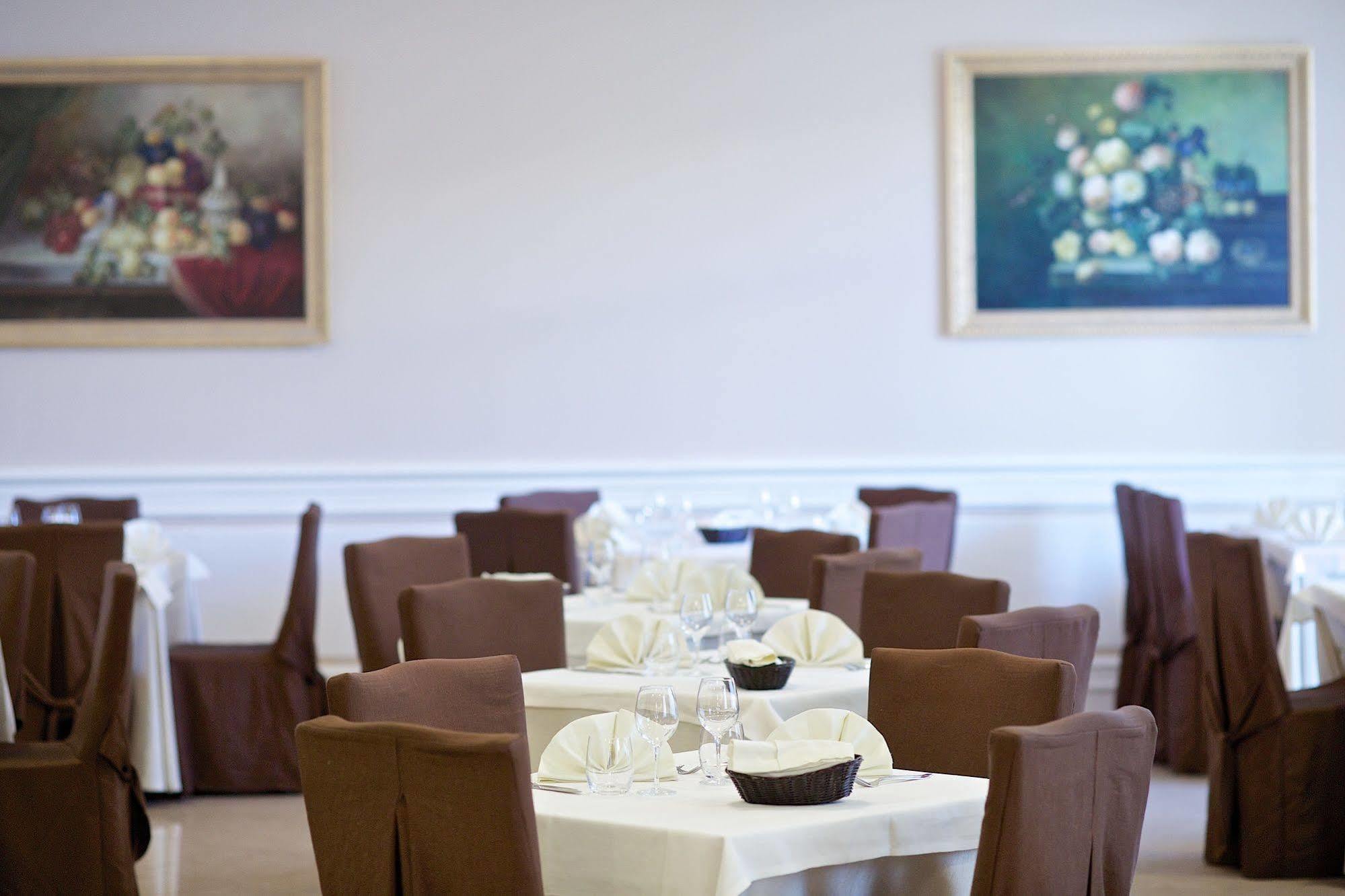 Lo Scacciapensieri Hotel & Restaurant 몬테로니디레체 외부 사진