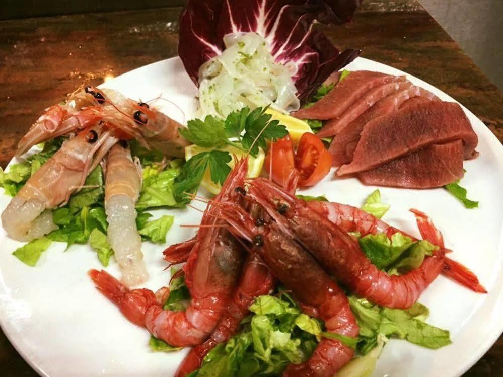 Lo Scacciapensieri Hotel & Restaurant 몬테로니디레체 외부 사진