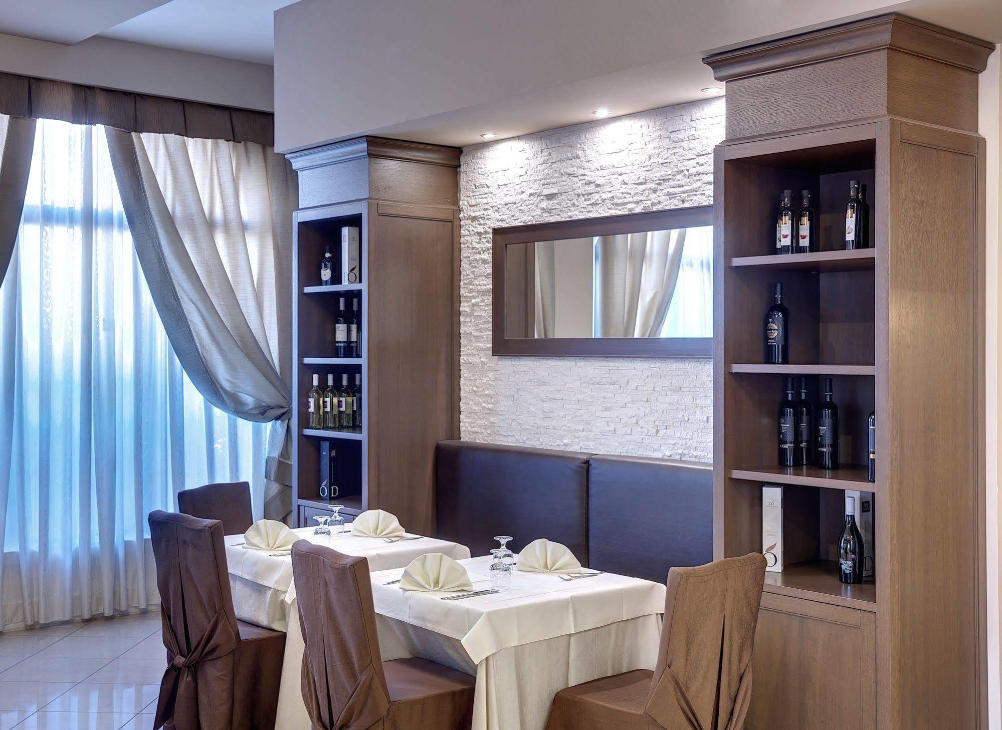 Lo Scacciapensieri Hotel & Restaurant 몬테로니디레체 외부 사진