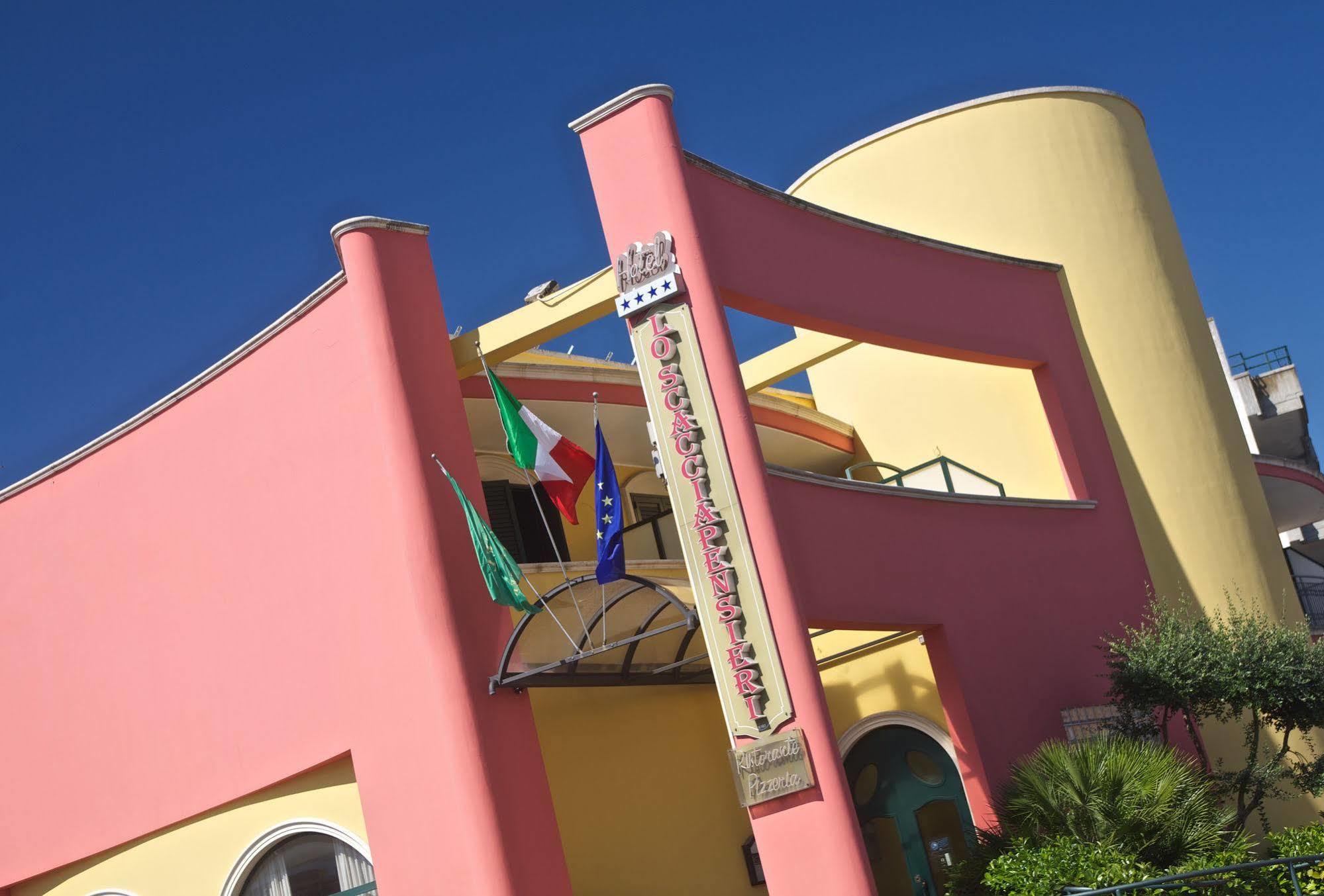 Lo Scacciapensieri Hotel & Restaurant 몬테로니디레체 외부 사진