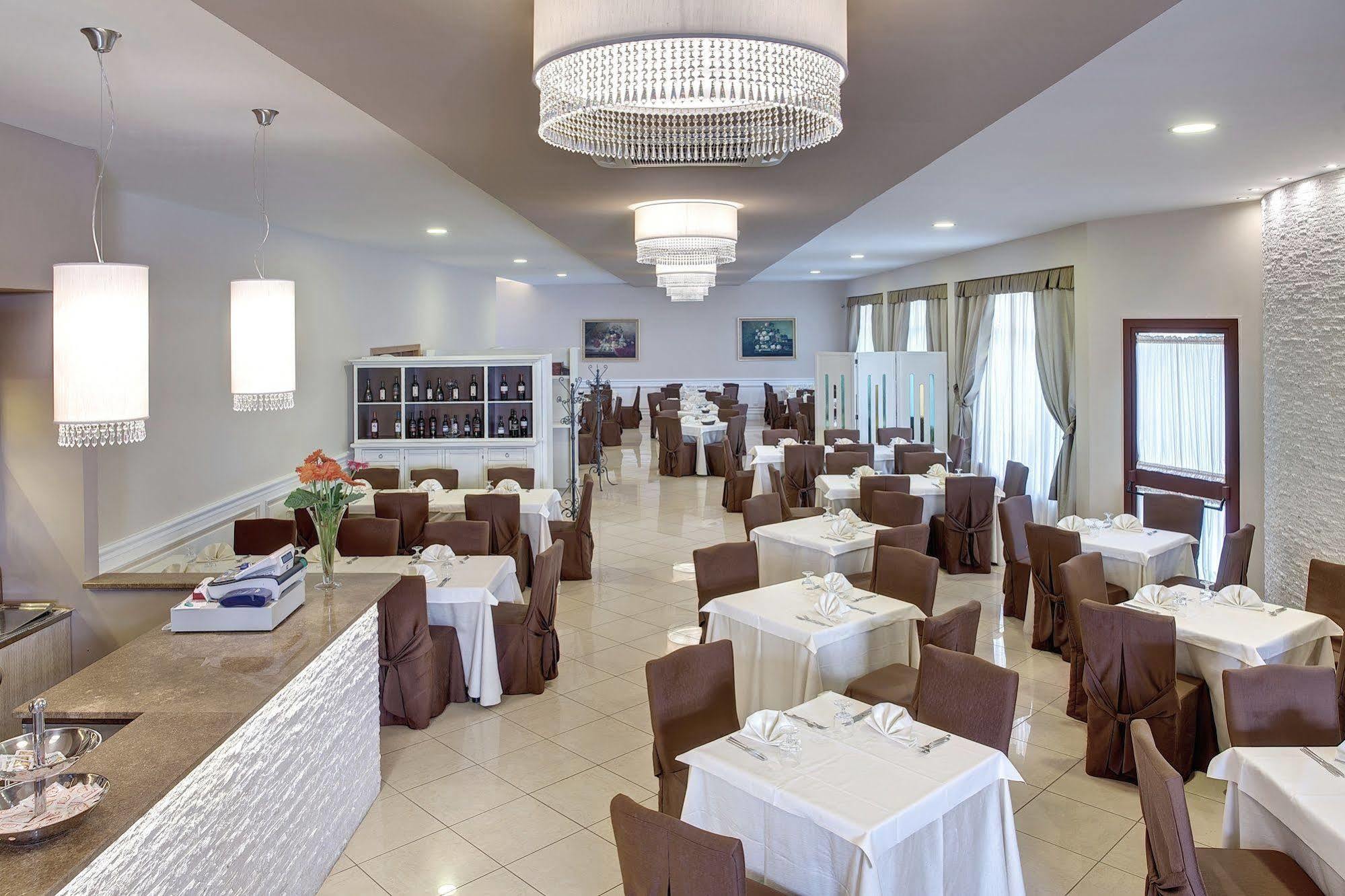 Lo Scacciapensieri Hotel & Restaurant 몬테로니디레체 외부 사진