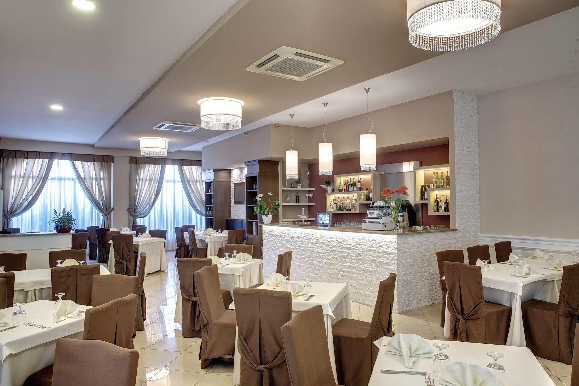 Lo Scacciapensieri Hotel & Restaurant 몬테로니디레체 외부 사진
